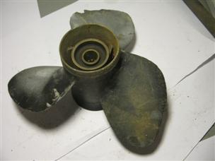 (image for) bronze propeller 48-55112-A1-10 1960s Mercury 4 cylinder outboard 12-32007