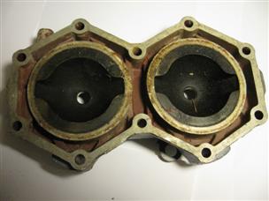 (image for) cylinder head blue OLD V4 2 cycle Evinrude 60653R 1960s outboard