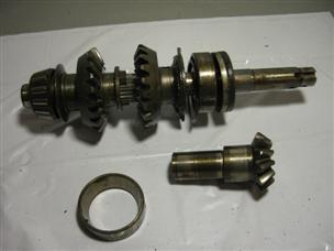 (image for) lower unit gears shaft 1950s Johnson model RD-19 outboard Holiday Bronze