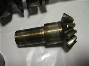 (image for) lower unit gears shaft 1950s Johnson model RD-19 outboard Holiday Bronze