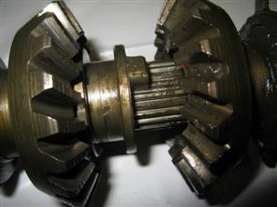 (image for) lower unit gears shaft 1950s Johnson model RD-19 outboard Holiday Bronze