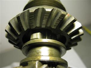 (image for) lower unit gears shaft 1950s Johnson model RD-19 outboard Holiday Bronze