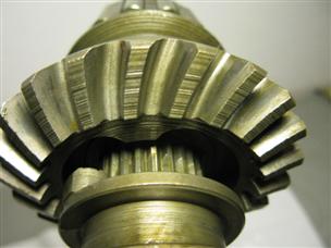 (image for) lower unit gears shaft 1950s Johnson model RD-19 outboard Holiday Bronze