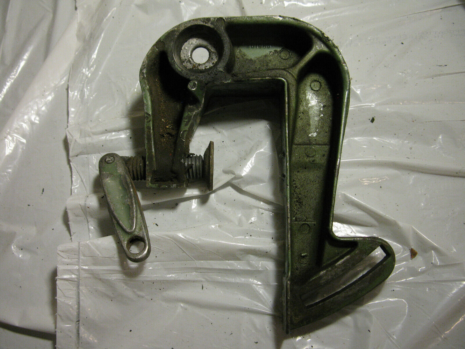 (image for) 1950s right clamp thumb screw Johnson QD-13 10 hp outboard motor evinrude - Click Image to Close