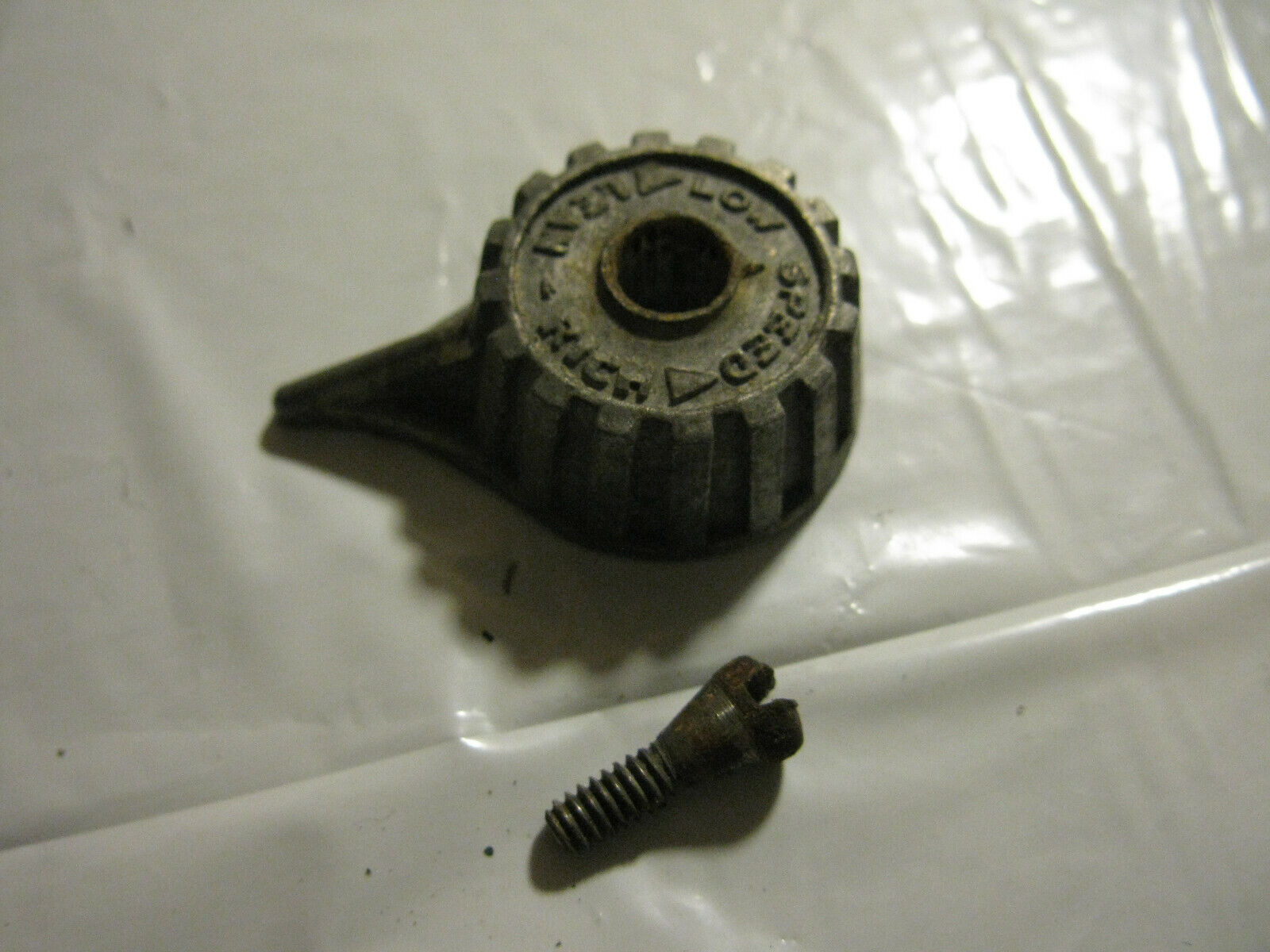 (image for)  mixture knob + screw 1950s Evinrude Bigtwin outboard model 25022 - Click Image to Close