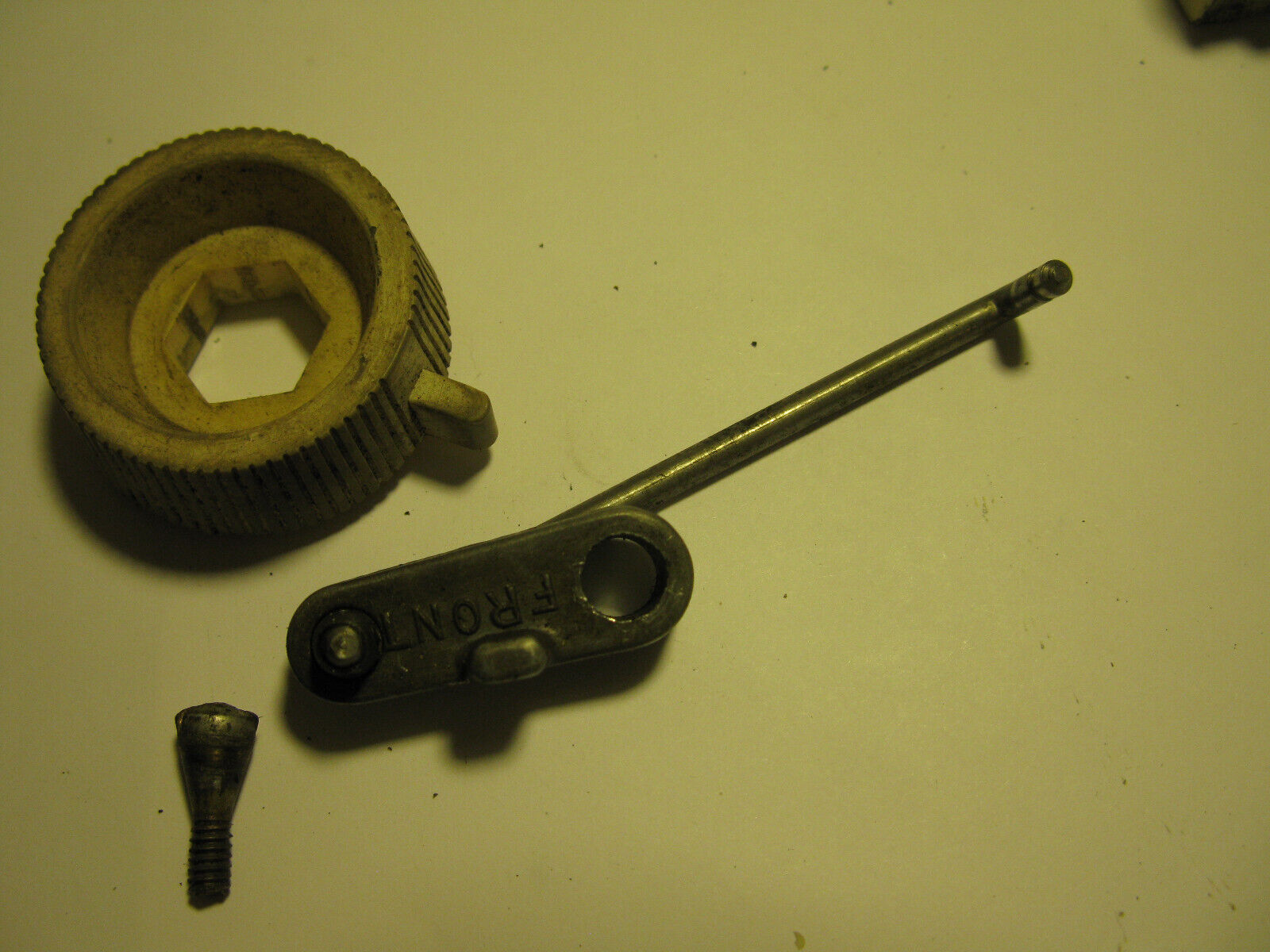 (image for) mixture knob + screw linkage link Johnson CD-17 outboard - Click Image to Close