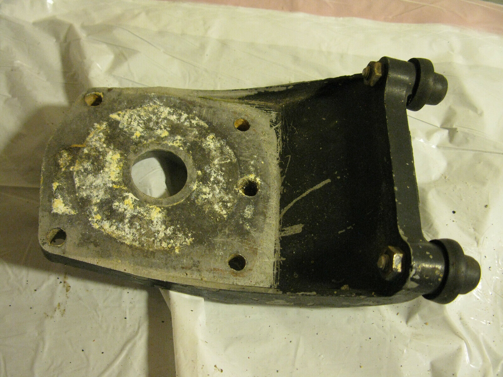 (image for) bracket head 1960s Mercury 3.9 hp outboard motor - Click Image to Close