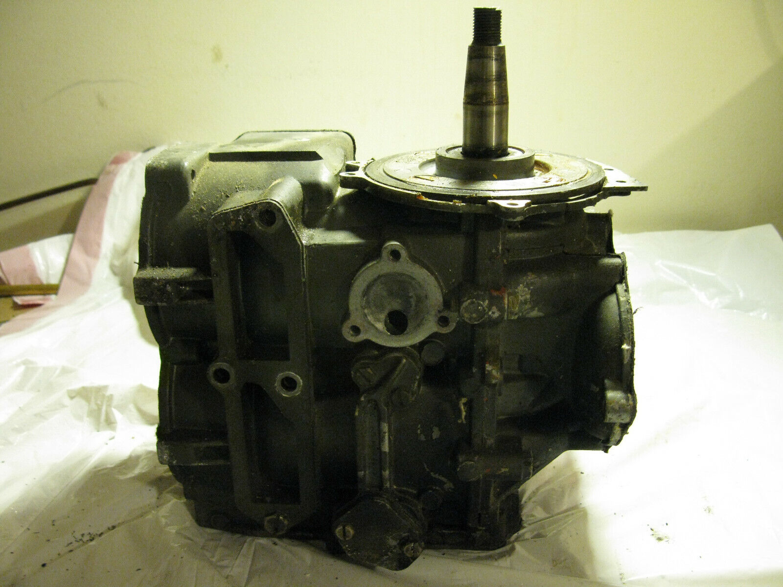 (image for) 901010 powerhead engine 1960s West Bend outboard motor 12 14 16 18 50554 9010108 - Click Image to Close