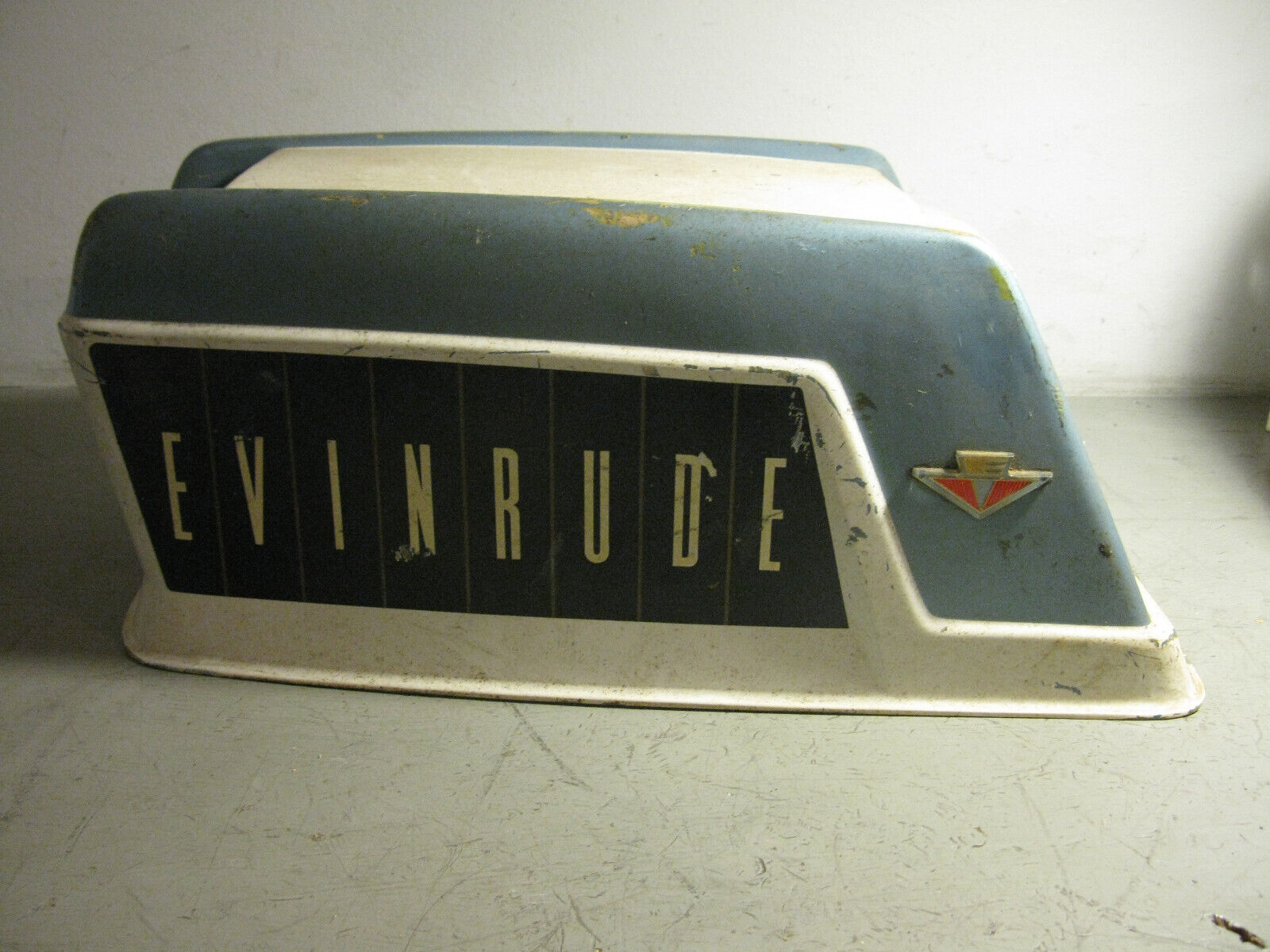 (image for) Evinrude Fisherman hood cowl model 5520 outboard emblem - Click Image to Close