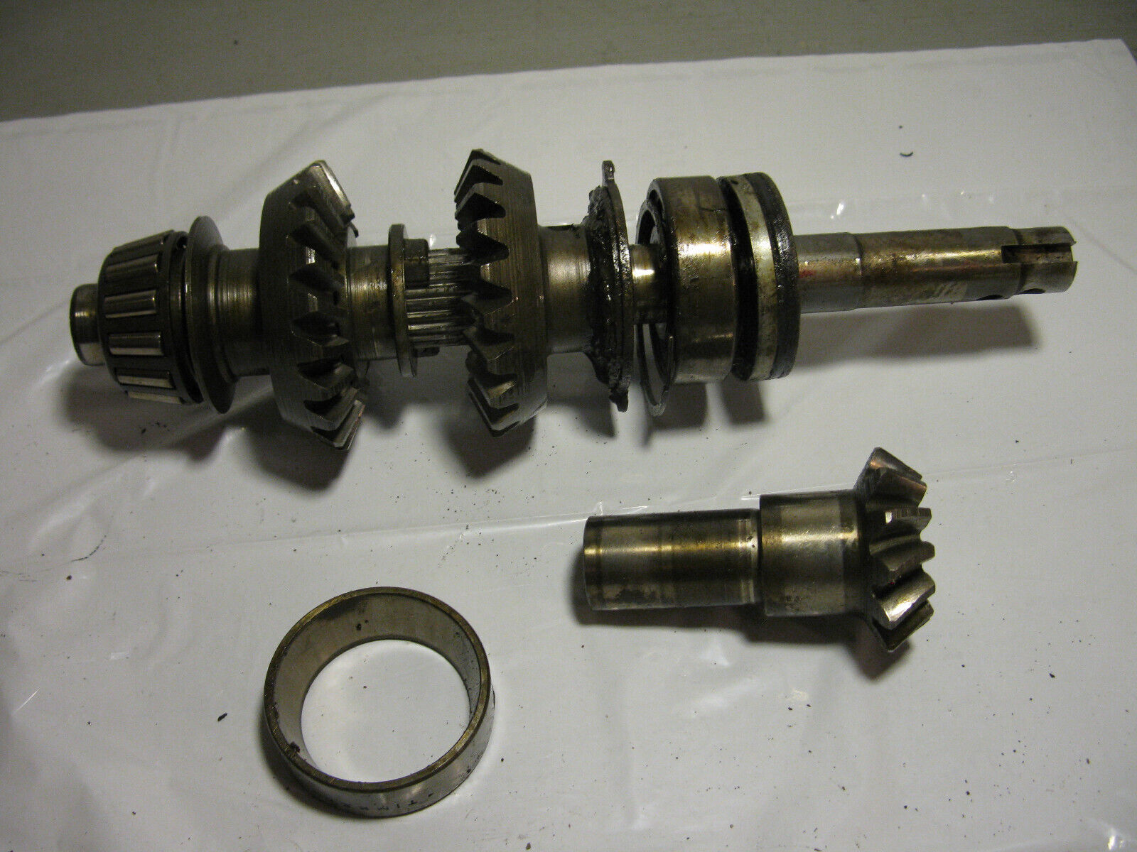 (image for) lower unit gears shaft 1950s Johnson model RD-19 outboard Holiday Bronze - Click Image to Close