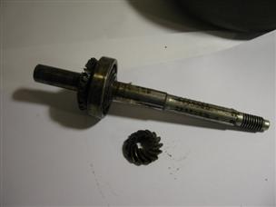 (image for) lower unit gear shaft 1960s Super Silent Mercury outboard motor